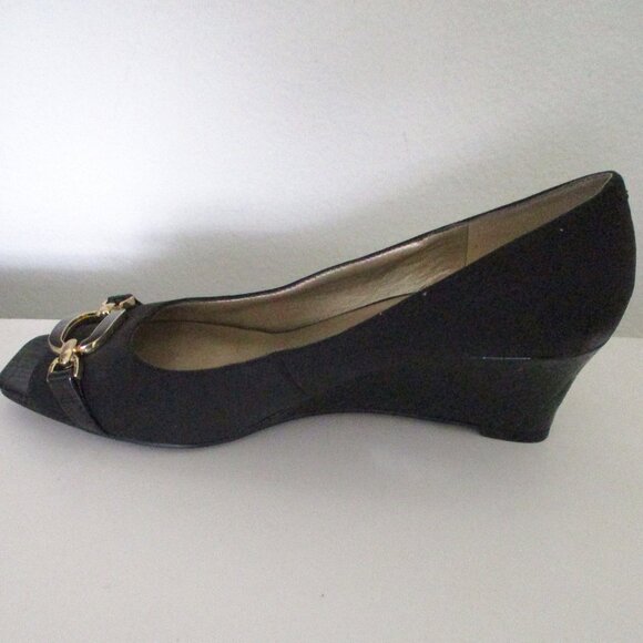 Bandolino "Gretchen" Womens Black Textile Wedge Peep Pump - Size 8.5M - Picture 6 of 10